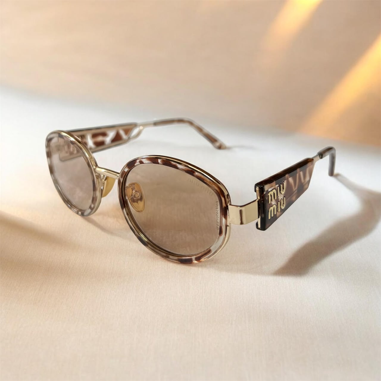 Lunettes de soleil rondes Miu Miu – Monture écaille dorée